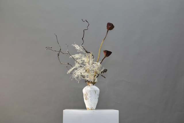 米白色 · 仿真花艺，60 × 38 × 74 cm