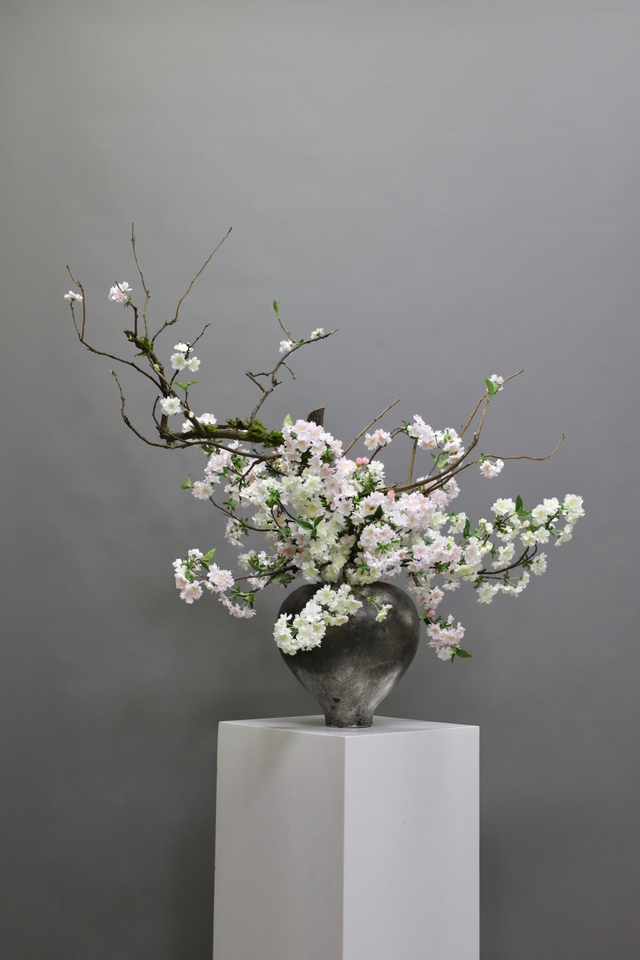 大堂花 · 仿真花艺，112 × 58 × 118 cm