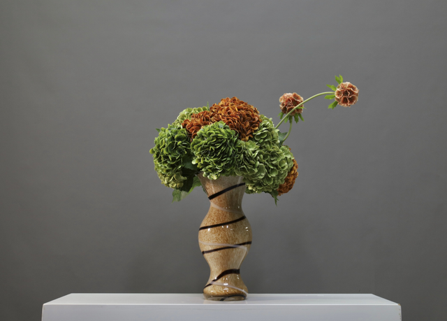 棕橘黄 · 仿真花艺，62 × 45 × 68 cm