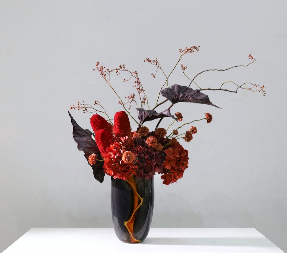 红色 · 仿真花艺，74 × 51 × 83 cm
