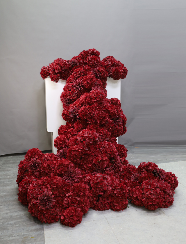 大堂花 · 仿真花艺，150 × 145 × 110 cm