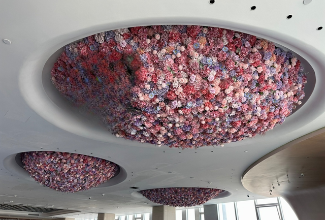 装置架构 · 仿真花艺，450 × 330 × 100 cm