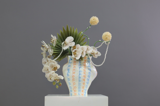香槟 · 仿真花艺，49 × 23 × 57 cm