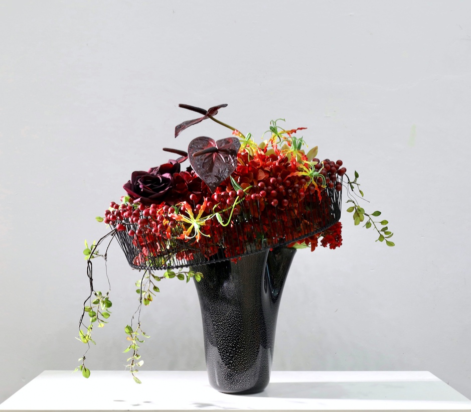 红色 · 仿真花艺，70 × 51 × 62 cm