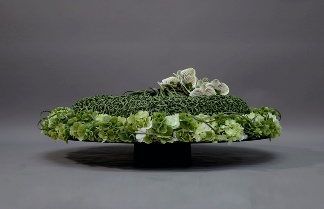 装置架构(含花器) · 仿真花艺,88 × 88 × 35 cm