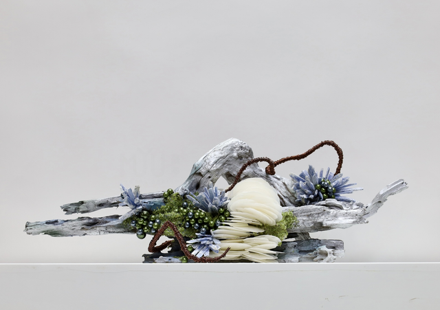 装置架构 · 仿真花艺,74 × 30 × 25 cm