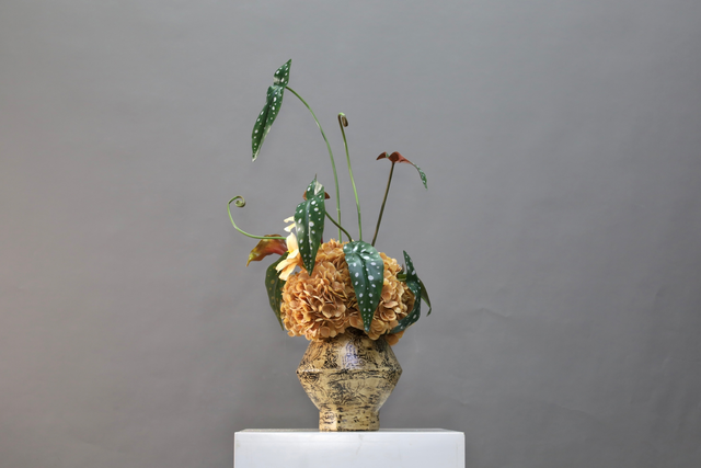 棕橘黄 · 仿真花艺,40 × 26 × 72 cm
