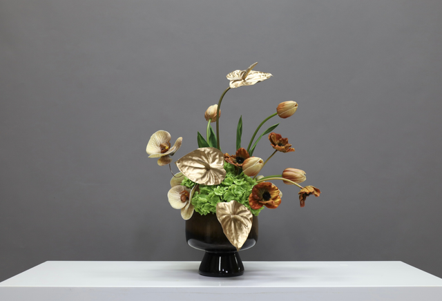 棕橘黄 · 仿真花艺，35 × 26 × 45 cm