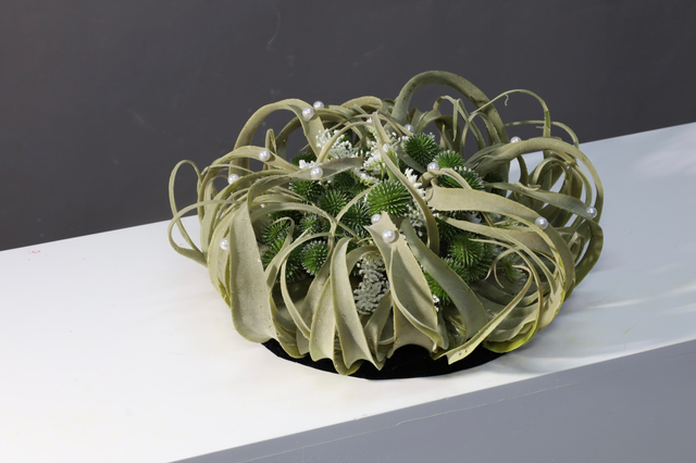 装置架构（含花器） · 仿真花艺，35 × 38 × 17 cm