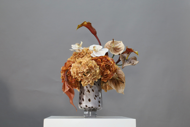 棕橘黄 · 仿真花艺,39 × 28 × 50 cm