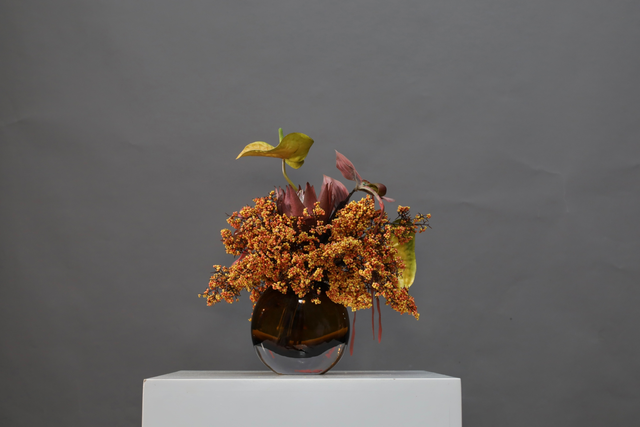 棕橘黄 · 仿真花艺,30 × 22 × 36 cm