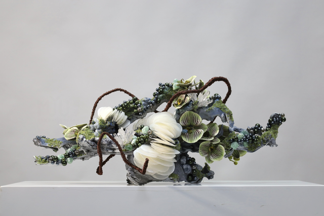 装置架构 · 仿真花艺,82 × 35 × 36 cm