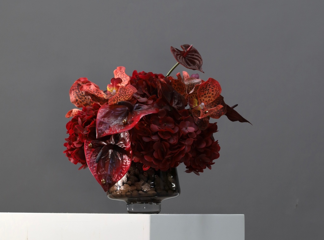 红色 · 仿真花艺，35 × 28 × 34 cm