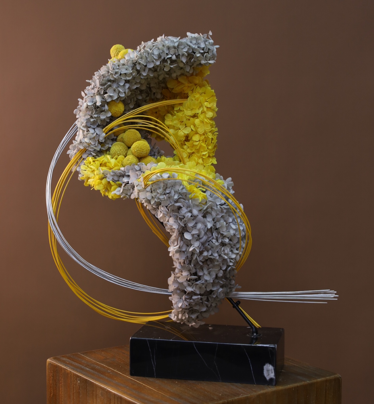 装置架构(含花器) · 仿真花艺,46 × 28 × 56 cm