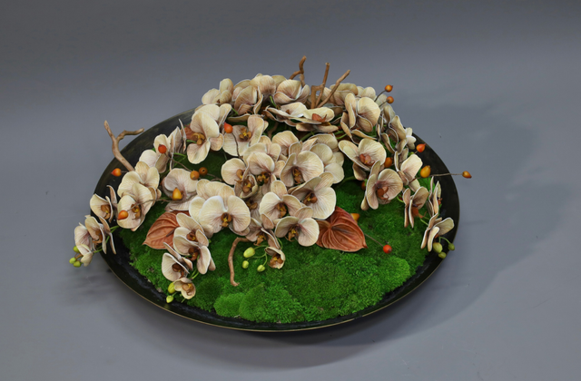 餐桌花 · 仿真花艺，85 × 85 × 37 cm