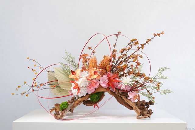 红色 · 仿真花艺，115 × 45 × 61 cm