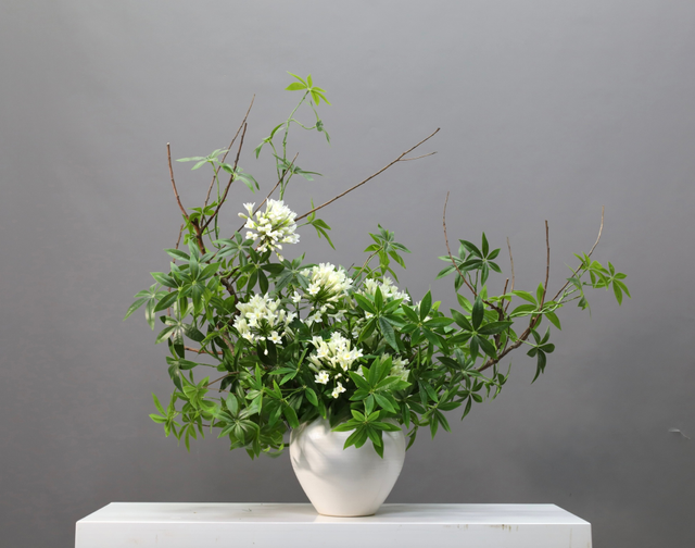 大堂花 · 仿真花艺，103 × 55 × 94 cm