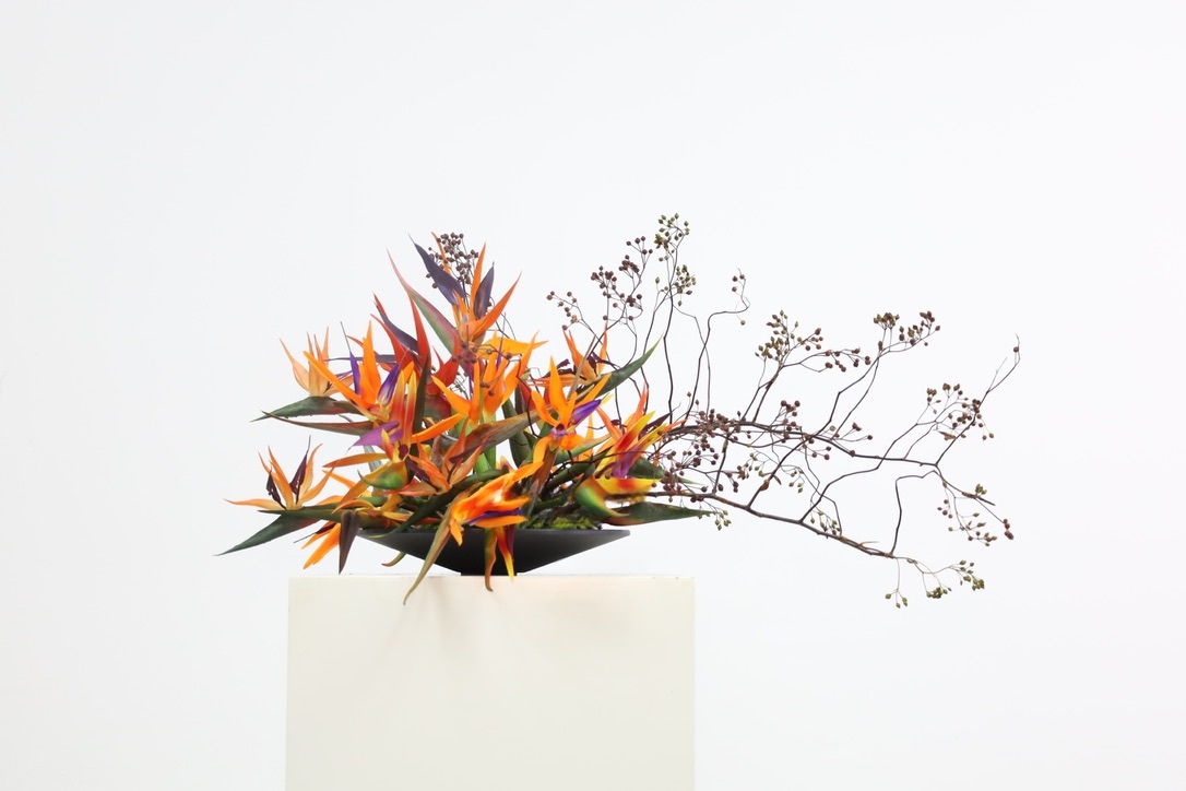 棕橘黄 · 仿真花艺，82 × 50 × 40 cm