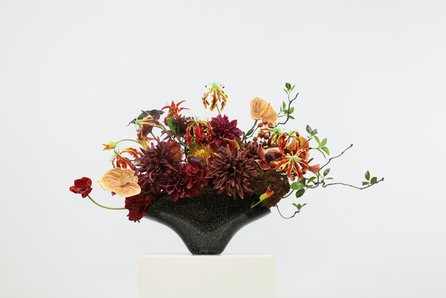 红色 · 仿真花艺，94 × 45 × 55 cm