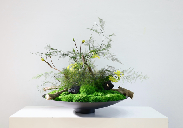 餐桌花 · 仿真花艺，85 × 65 × 55 cm