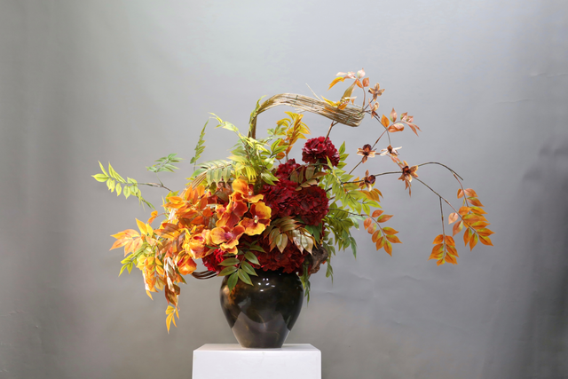 棕橘黄 · 仿真花艺,130 × 95 × 95 cm