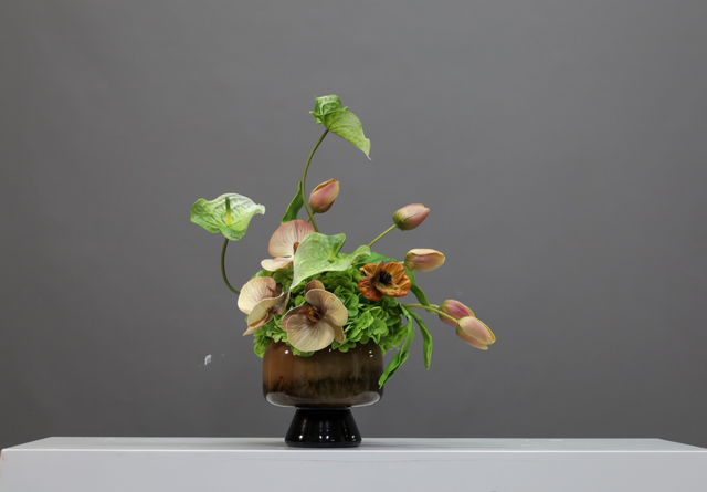 棕橘黄 · 仿真花艺，45 × 28 × 53 cm