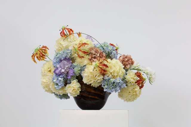 香槟 · 仿真花艺，80 × 40 × 52 cm
