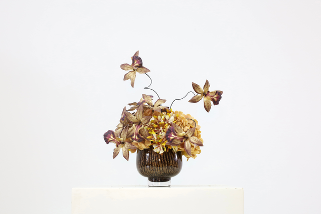 棕橘黄 · 仿真花艺，33 × 29 × 38 cm