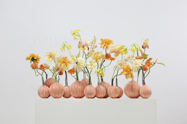 装置架构 · 仿真花艺，115 × 40 × 63 cm