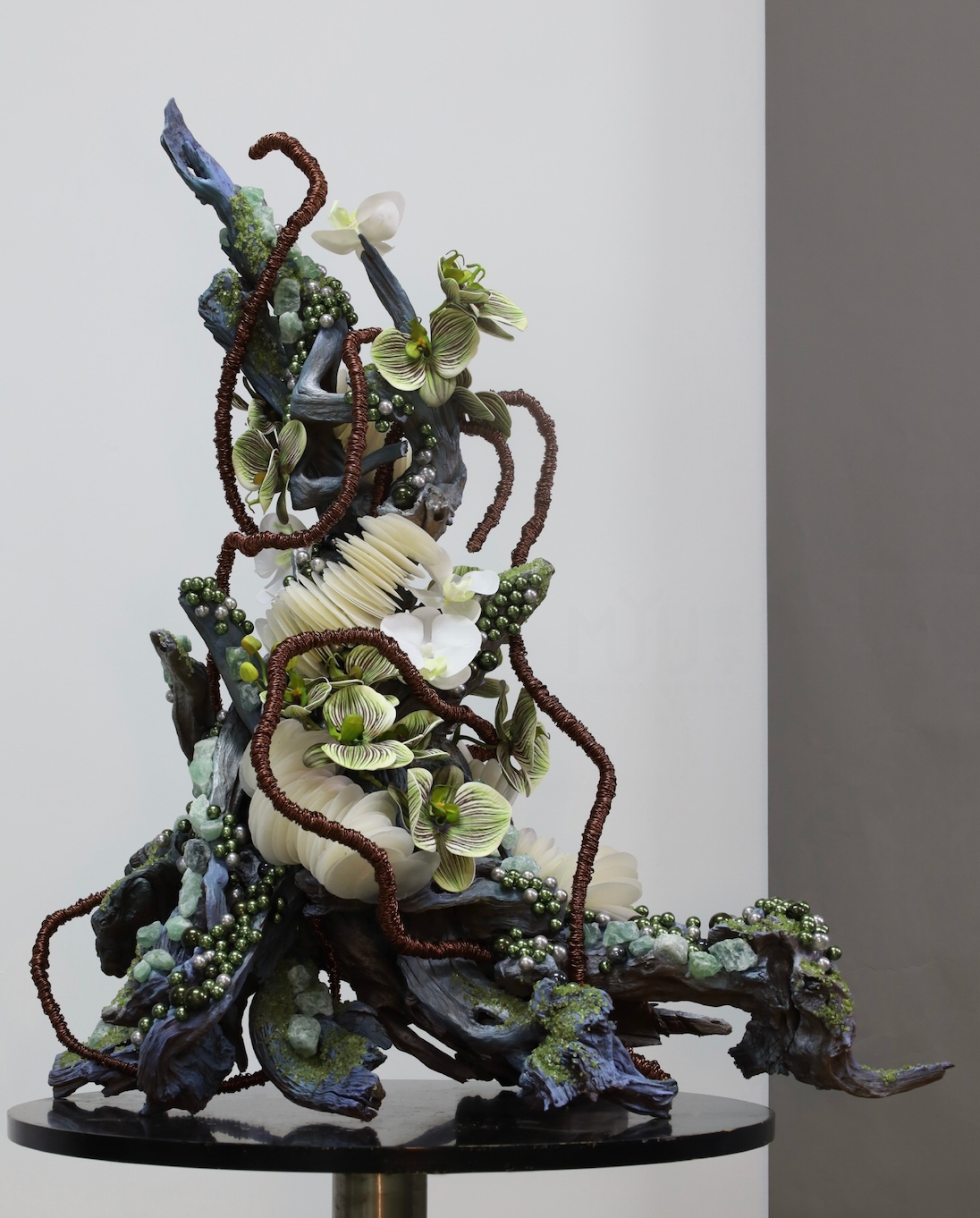 装置架构 · 仿真花艺,72 × 43 × 82 cm