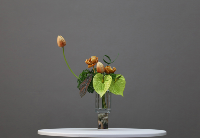 棕橘黄 · 仿真花艺，32 × 21 × 44 cm