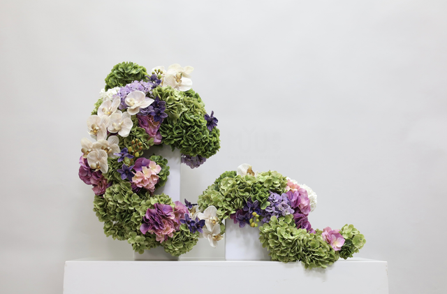 装置架构(含花器) · 仿真花艺,90 × 45 × 73 cm