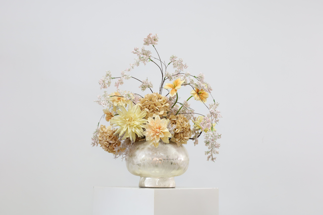香槟 · 仿真花艺，60 × 60 × 68 cm