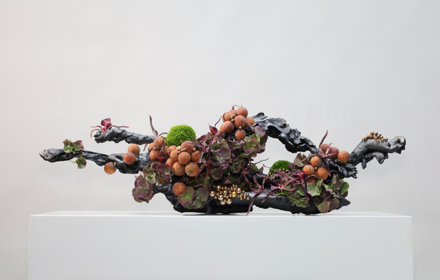 装置架构 · 仿真花艺,102 × 34 × 32 cm
