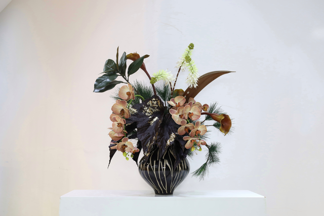棕橘黄 · 仿真花艺，70 × 56 × 83 cm