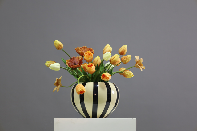 棕橘黄 · 仿真花艺,52 × 38 × 42 cm