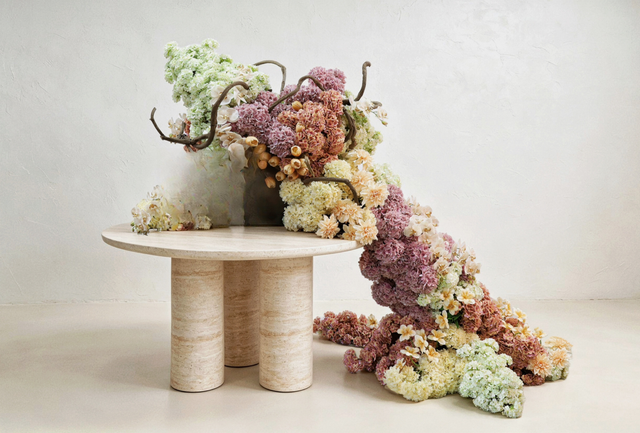 装置架构(含花器) · 仿真花艺,235 × 165 × 170 cm
