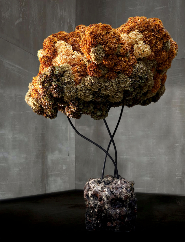 装置架构 · 仿真花艺,166 × 136 × 215 cm