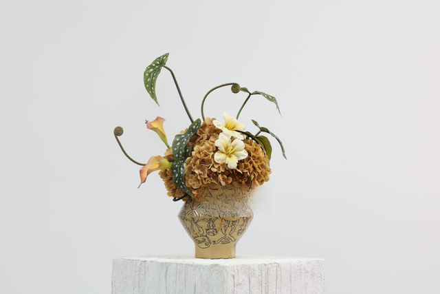 棕橘黄 · 仿真花艺，47 × 32 × 54 cm