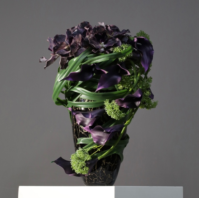 装置架构(含花器) · 仿真花艺,38 × 35 × 56 cm