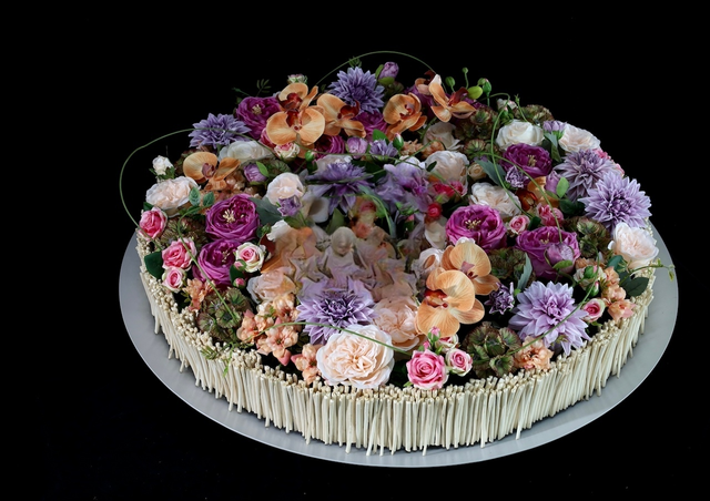 餐桌花 · 仿真花艺，81 × 81 × 32 cm