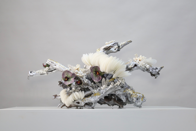 装置架构 · 仿真花艺,68 × 36 × 35 cm