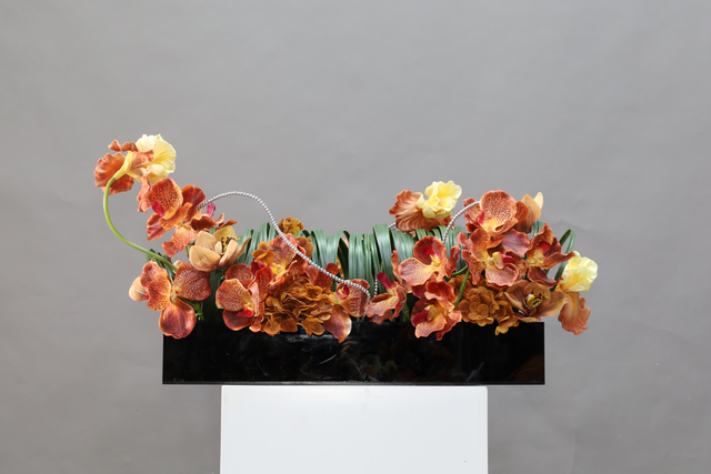 棕橘黄 · 仿真花艺,80 × 46 × 42 cm