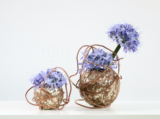 装置架构(含花器) · 仿真花艺,31 × 21 × 33 cm