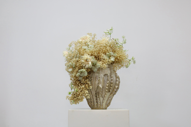 香槟 · 仿真花艺，48 × 43 × 60 cm