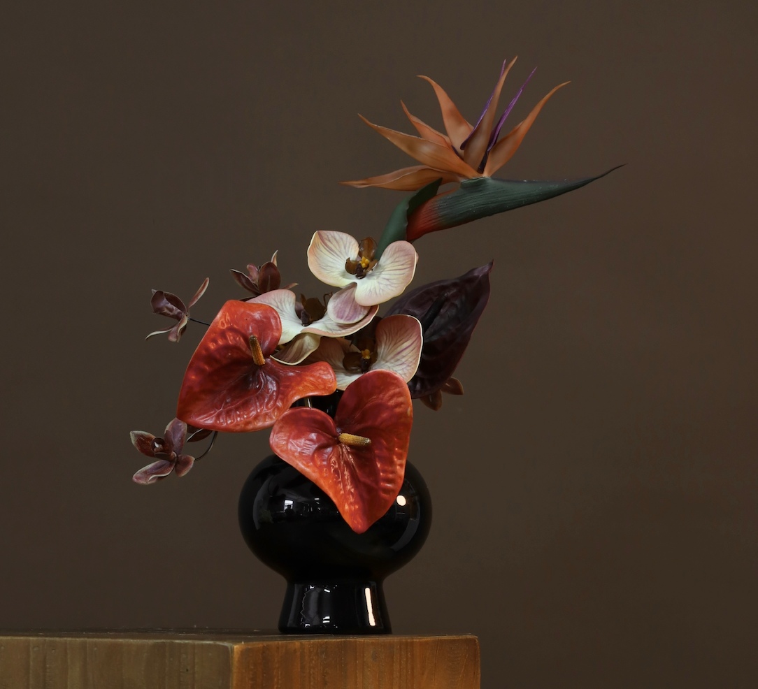 红色 · 仿真花艺，36 × 23 × 43 cm