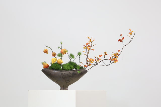 棕橘黄 · 仿真花艺，64 × 24 × 28 cm