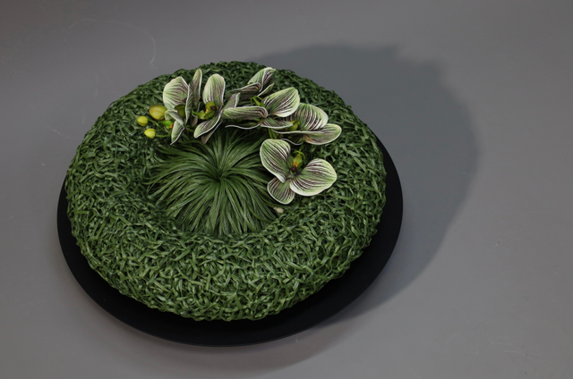 装置架构(含花器) · 仿真花艺,48 × 48 × 26 cm