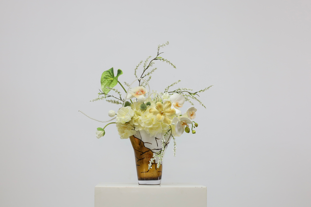 香槟 · 仿真花艺，52 × 43 × 55 cm