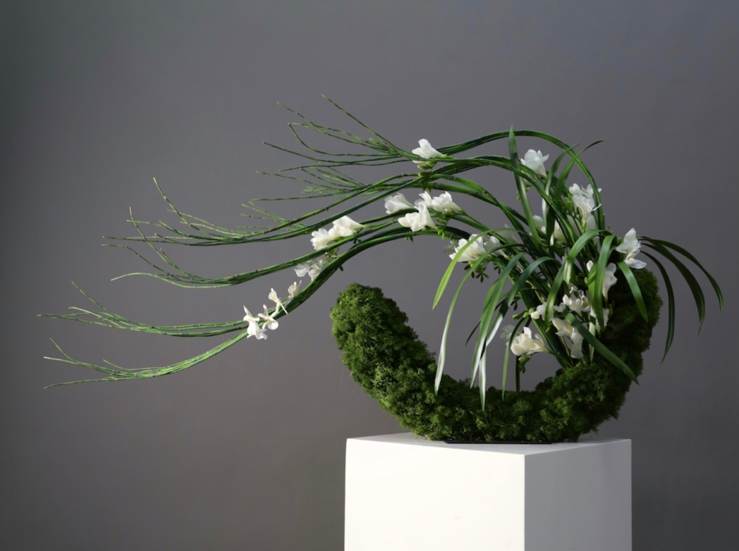装置架构 · 仿真花艺,132 × 56 × 62 cm